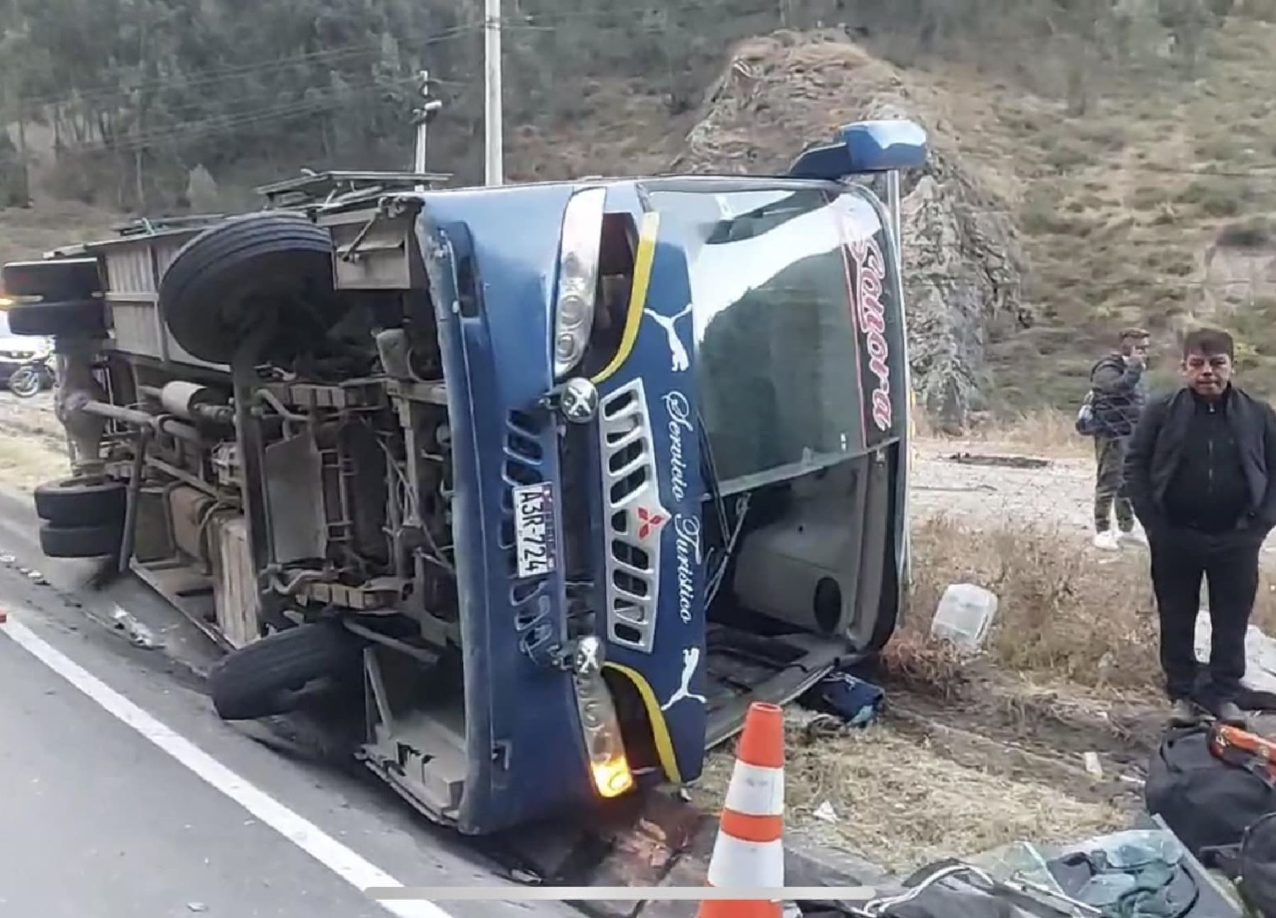 Un bus interprovincial de la empresa Palca Tarma sufrió un despiste y volcadura en la carretera Central, a altura del distrito de San Mateo, en Huarochirí. El accidente dejó un fallecido y al menos cinco heridos. Foto: Jhon Cárdenas/Facebook