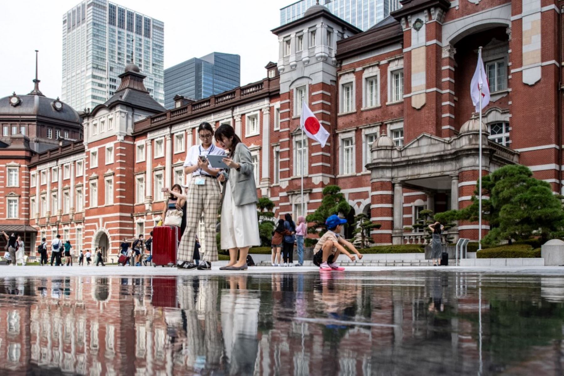 La gente camina afuera de la estación de Tokio el 5 de agosto de 2024. Foto: AFP