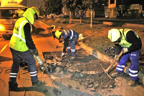 Obras de bacheo continuarán hoy en av. Parque de Las Leyendas, San Miguel. Foto: ANDINA/Difusión