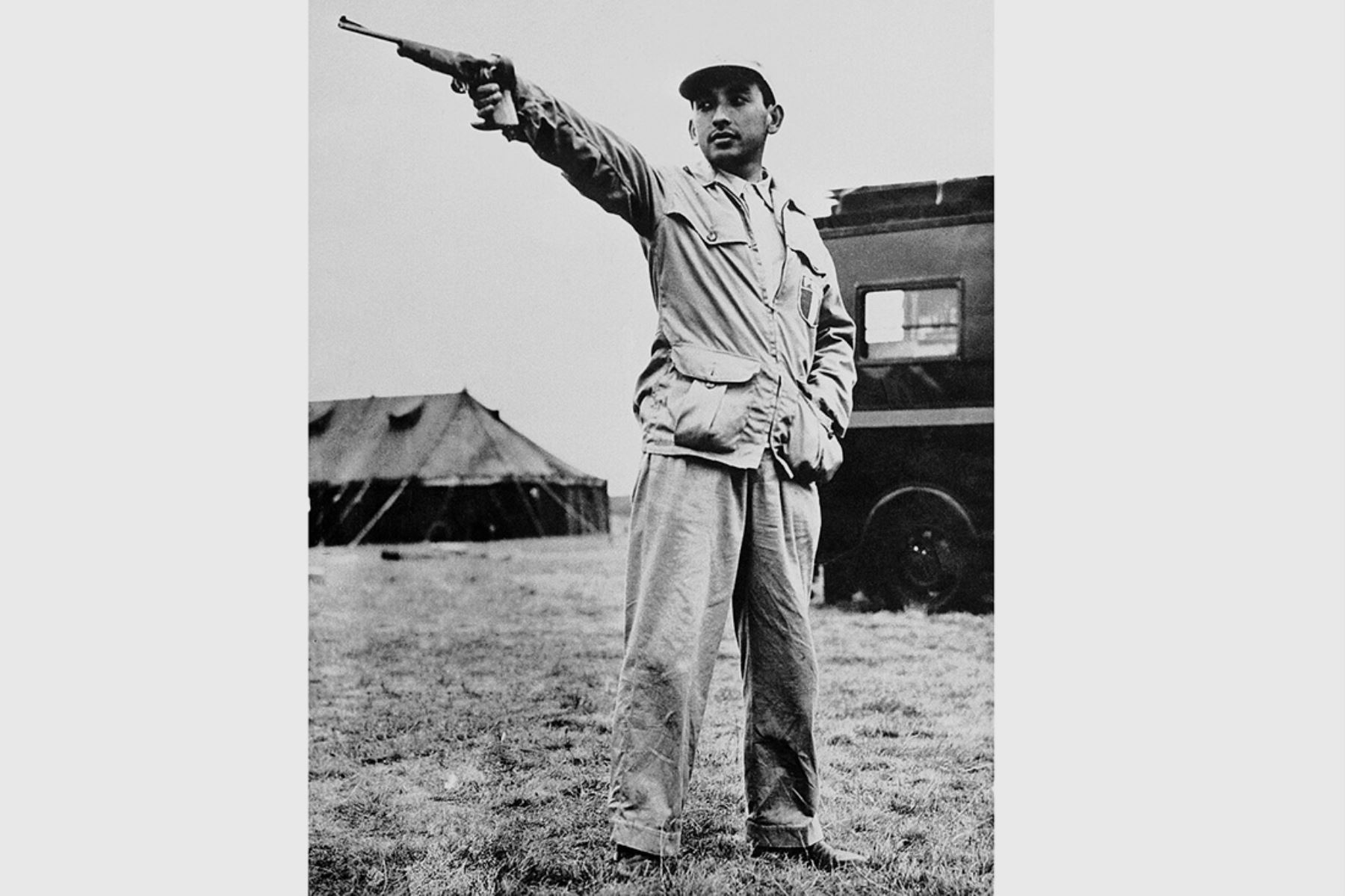 Londres - agosto 1948 / Edwin Vásquez Cam, campeón olímpico de tiro en Londres 48, aquí en Bisley, cuando ha disparado su última bala y aún queda su arma en alto, a la espera de la victoria. Foto: INP