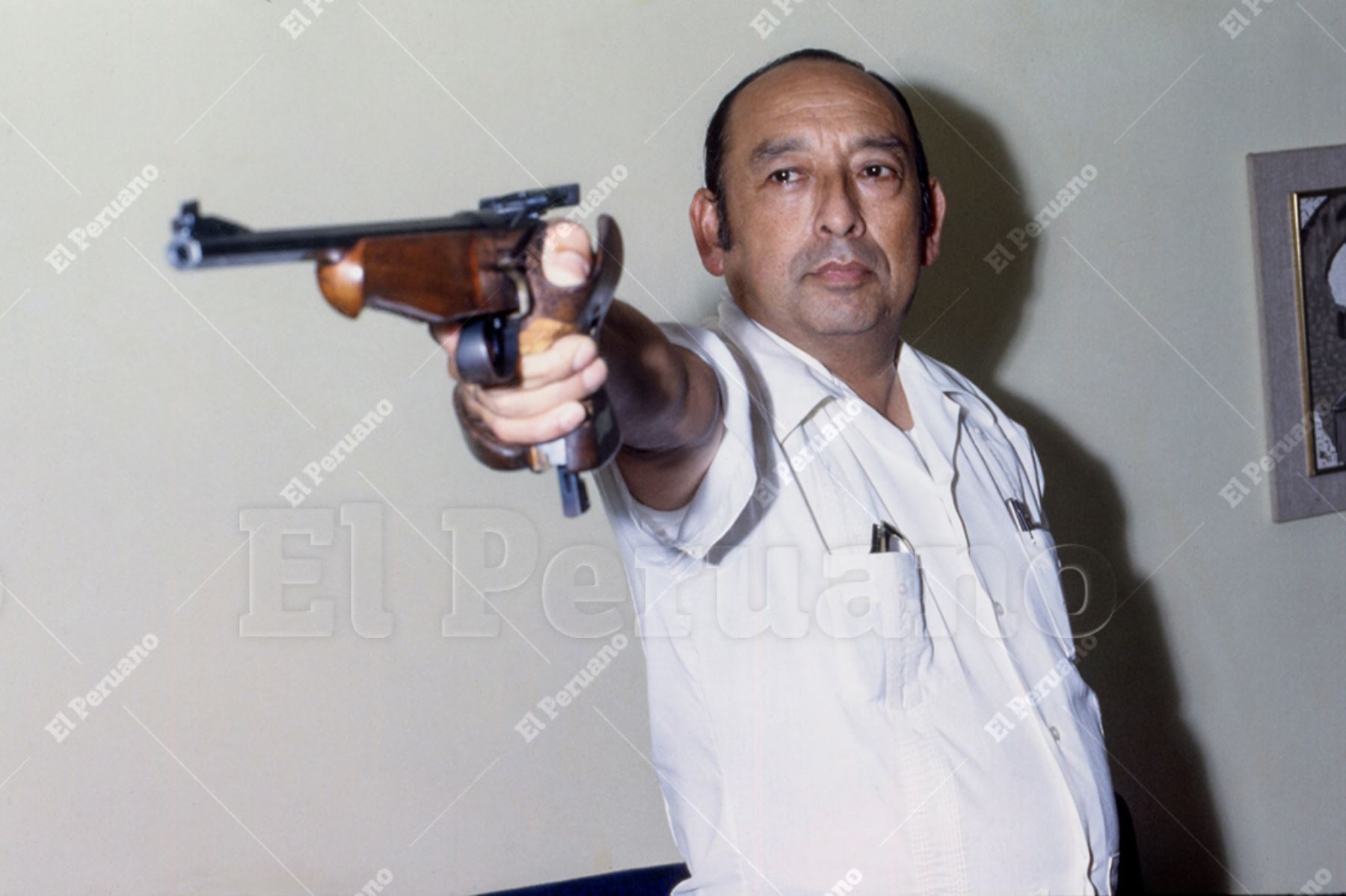 Lima - 16 febrero 1980 / Edwin Vásquez Cam, campeón olímpico de tiro en Londres 48, en la prueba realizada el 2 de agosto de 1948, en el polígono militar de Bisley Camp. Foto: Archivo Histórico de El Peruano / Virgilio Molero