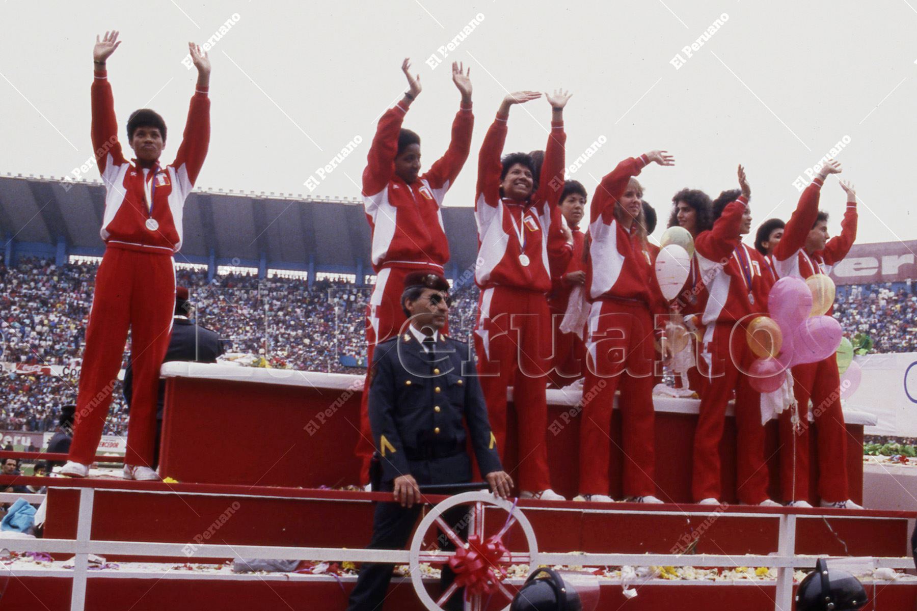 Lima - 2 octubre 1988 / Multitudinaria bienvenida en el Estadio Nacional a la selección peruana de voleibol subcampeona olímpica en los juegos de Seúl 88. Foto: Diario Oficial El Peruano / Leoncio Mariscal