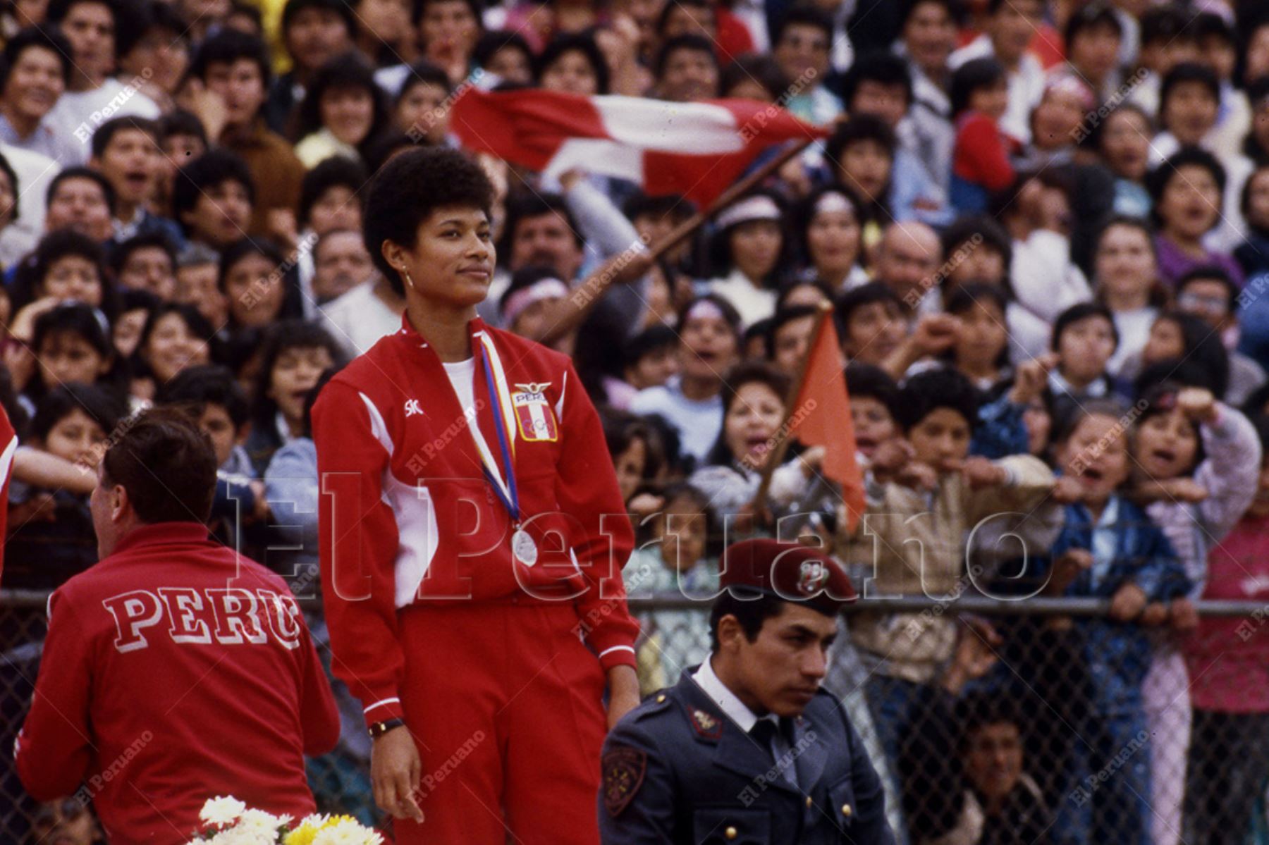 Lima - 2 octubre 1988 / Cecilia Tait, considerada la mejor jugadora de voleibol en Seúl 88, durante la multitudinaria bienvenida en el Estadio Nacional a la selección peruana de voleibol subcampeona olímpica. Foto: Archivo Histórico de El Peruano