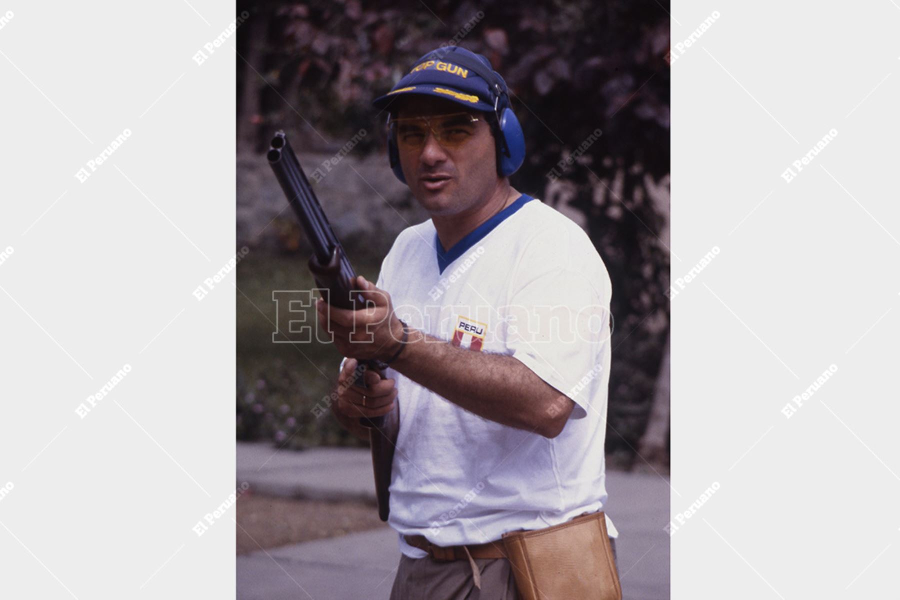 Lima - 21 junio 1992 / Tirador Juan Giha, subcampeón olímpico en los juegos de Barcelona 92. En la imagen,  compitiendo en el torneo de tiro al platillo en la modalidad de Skeet, en el Club Revólver.