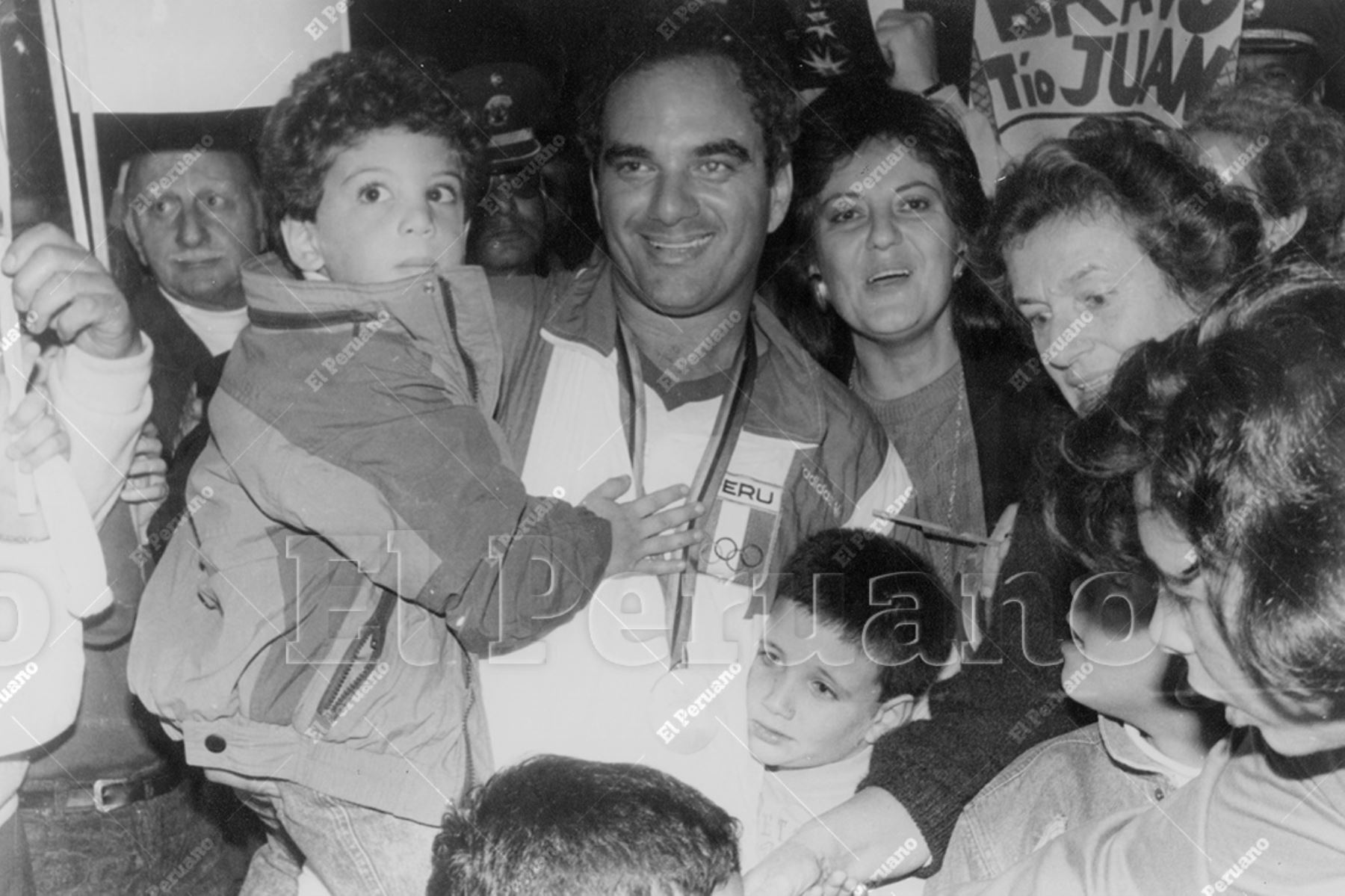 Lima - 9 agosto 1992 / A los gritos de ¡Perú! ¡Perú! cientos de personas, entre familiares, amigos y aficionados, recibieron a Juan Giha, quien lucía en el pecho la medalla de plata que obtuvo en los Juegos Olímpicos de Barcelona 92. Foto: Archivo Histórico de El Peruano