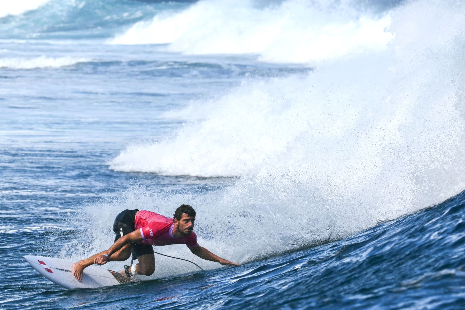 El peruano Alonso Correa hace un giro de fondo en las semifinales masculinas de surf, durante los Juegos Olímpicos de París 2024, en Teahupo