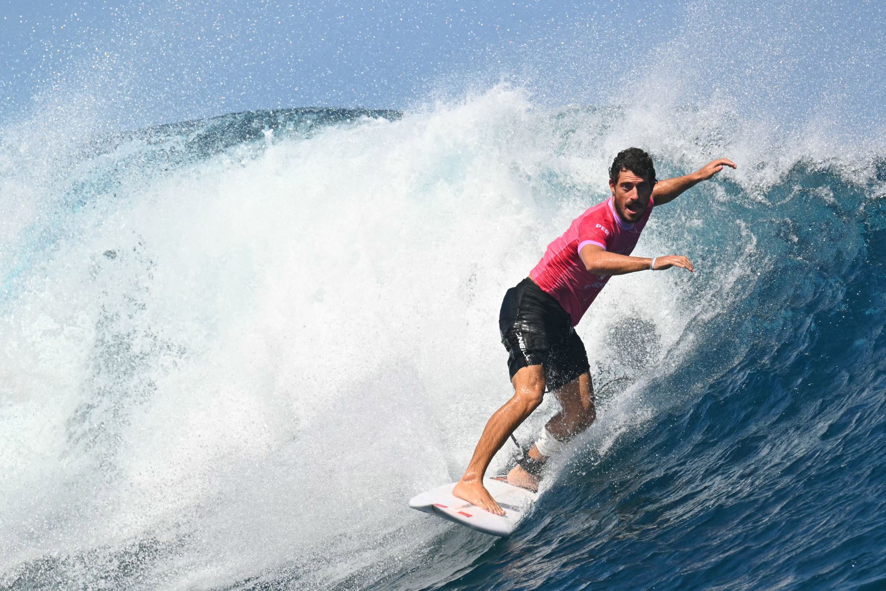 El peruano Alonso Correa corre sobre una ola en las semifinales masculinas de surf, durante los Juegos Olímpicos de París 2024, en Teahupo