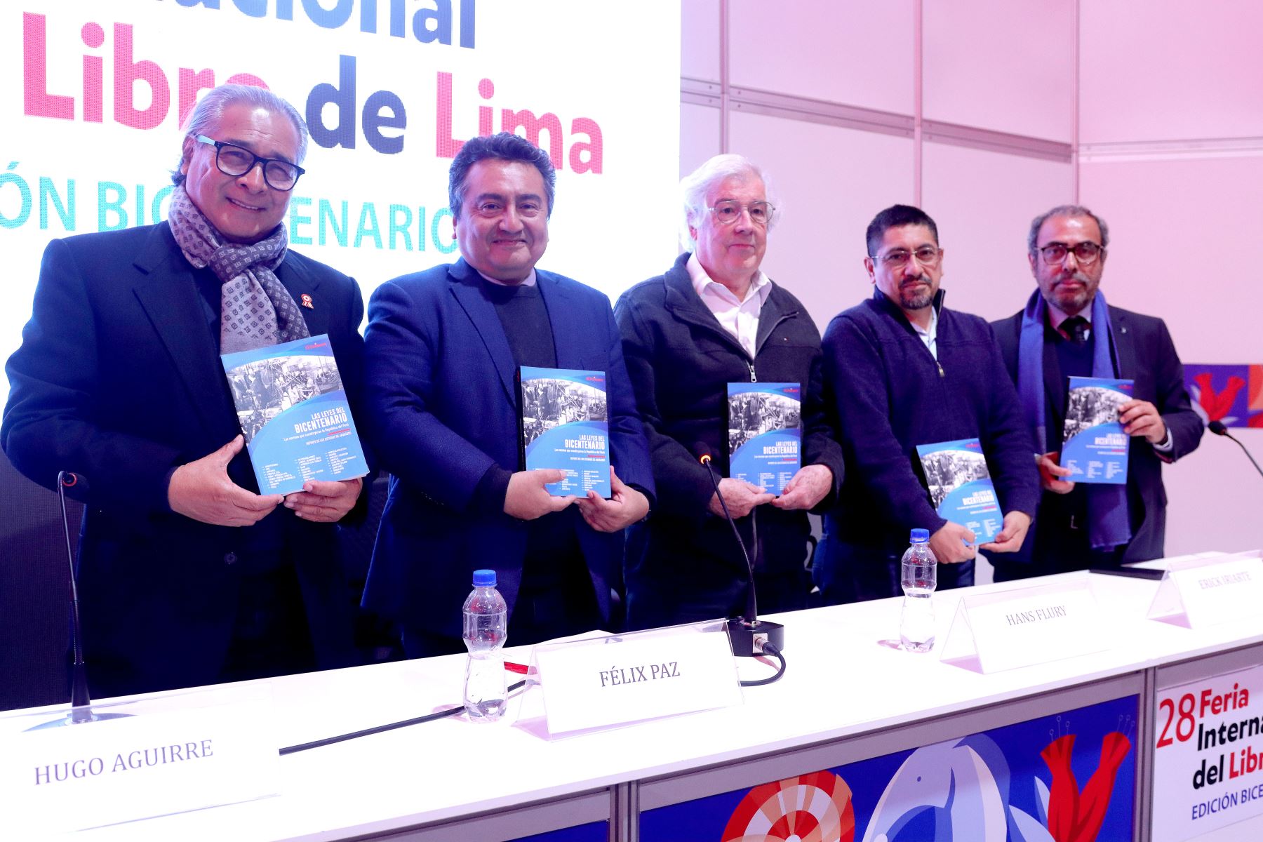 De izquierda a derecha: Hugo Aguirre, el presidente del directorio de Editora Perú; Félix Paz, director de Medios Periodísticos; Hans Flury, abogado del Instituto de Ingenieros de Minas del Perú; Erick Iriarte, abogado de Iriarte & Abogados, y Ricardo Montero, gerente de Publicaciones Oficiales de El Peruano, en la presentación del libro “Las Leyes del Bicentenario" en la 28 FIL Lima. ANDINA/ Lino Chipana.