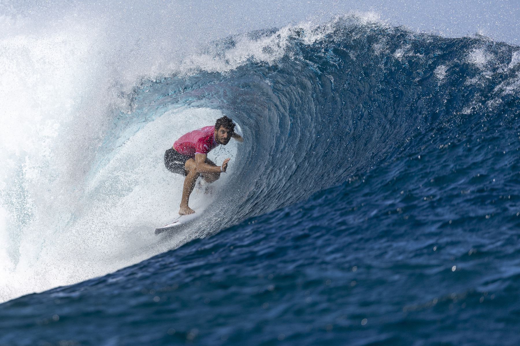 Alonso Correa del Equipo Perú monta una ola durante las semifinales de surf en el noveno día de los Juegos Olímpicos París 2024 el 5 de agosto en Teahupo