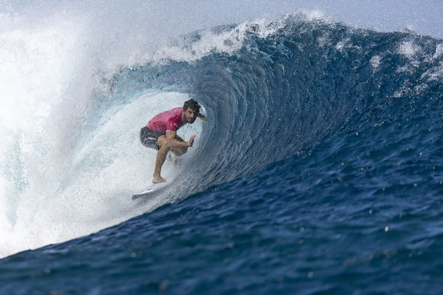 Alonso Correa del Equipo Perú monta una ola durante las semifinales de surf en el noveno día de los Juegos Olímpicos París 2024 el 5 de agosto en Teahupo