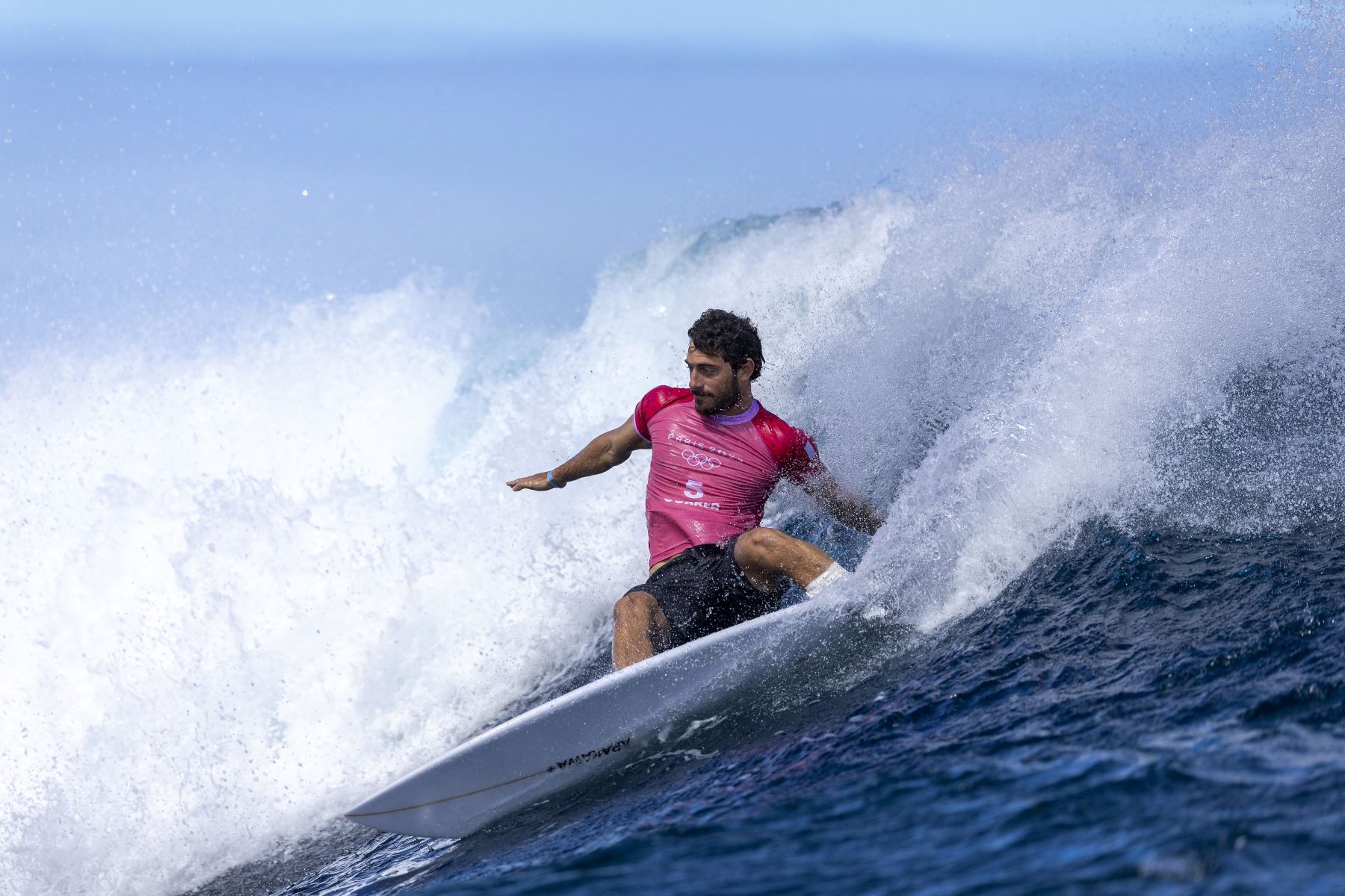 Alonso Correa del Equipo Perú monta una ola durante las semifinales de surf en el noveno día de los Juegos Olímpicos París 2024 el 5 de agosto en Teahupo