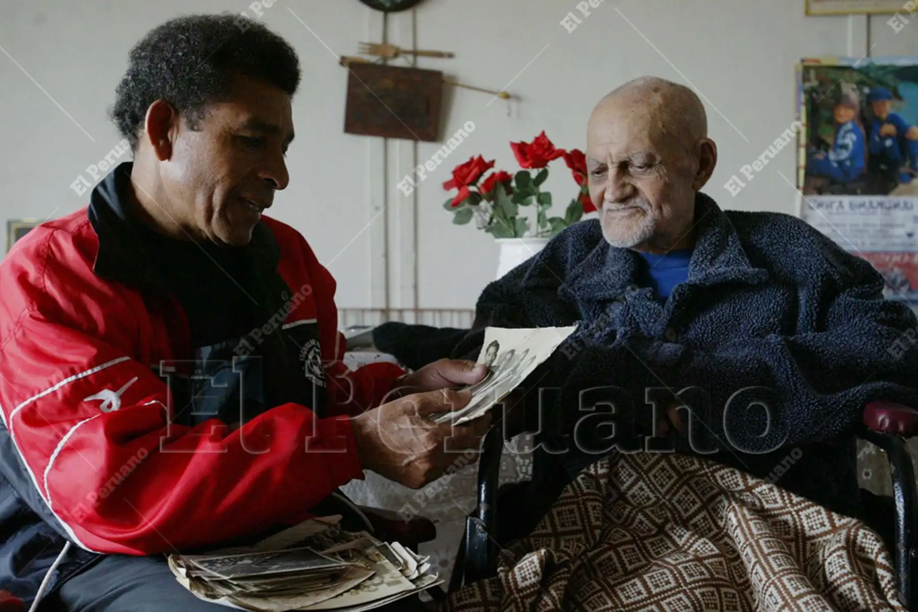 Huaral - 2004 / Héctor Chumpitaz y Carlos Tovar, jugadores de Universitario de Deportes y capitanes de las selecciones de fútbol de 1975 y 1939, respectivamente, que consiguieron los dos títulos sudamericanos de fútbol que posee el combinado nacional. Foto: Diario Oficial El Peruano / Carlos Lezama