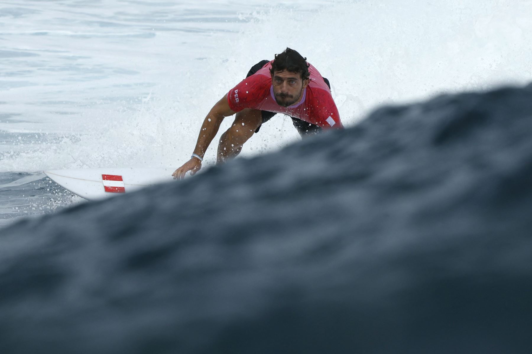 El peruano Alonso Correa recibe una ola en la final por la medalla de bronce masculina en surf, durante los Juegos Olímpicos de París 2024, en Teahupo