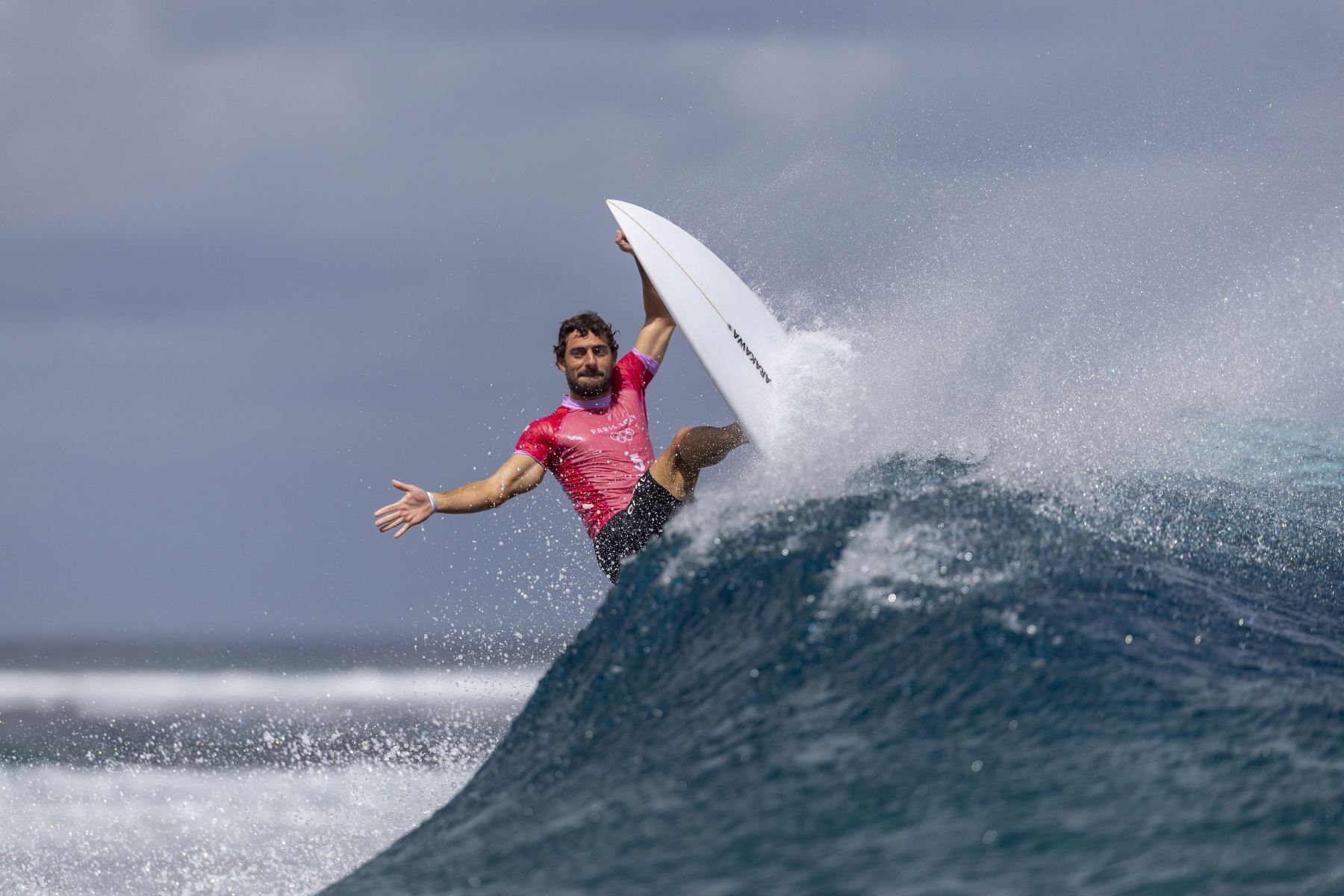 Alonso Correa del equipo Perú monta una ola durante la competencia por la medalla de bronce masculina en los Juegos Olímpicos París 2024 el 5 de agosto en Teahupo