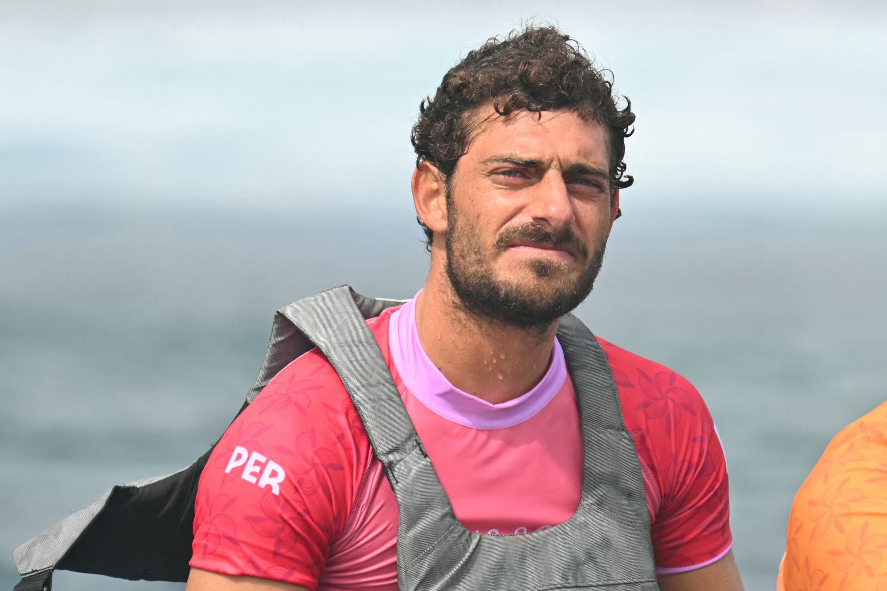 El peruano Alonso Correa tras perder en la final masculina por la medalla de bronce en surf, durante los Juegos Olímpicos de París 2024, en Teahupo