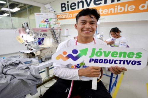 Más jóvenes en situación de vulnerabilidad reciben capacitación dual para trabajar en empresas del sector textil exportador. Foto: Cortesía.