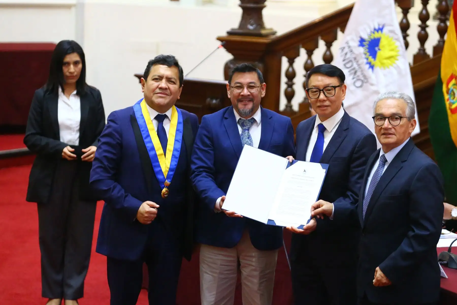 El presidente del Parlamento Andino, Dr. Gustavo Pacheco Villar participa en la presentación del libro " Cuando China se encuentra con el Perú, de Kexin Meng y a la condecoración del empresario Juan Barreto Boggio que impulsa el proyecto turístico cultural Castillo de Chancay.
Foto: ANDINA/Eddy Ramos