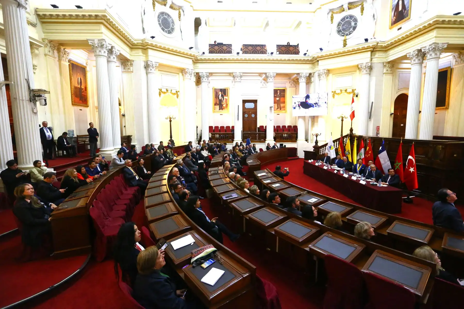 El presidente del Parlamento Andino, Dr. Gustavo Pacheco Villar participa en la presentación del libro " Cuando China se encuentra con el Perú, de Kexin Meng y a la condecoración del empresario Juan Barreto Boggio que impulsa el proyecto turístico cultural Castillo de Chancay.
Foto: ANDINA/Eddy Ramos