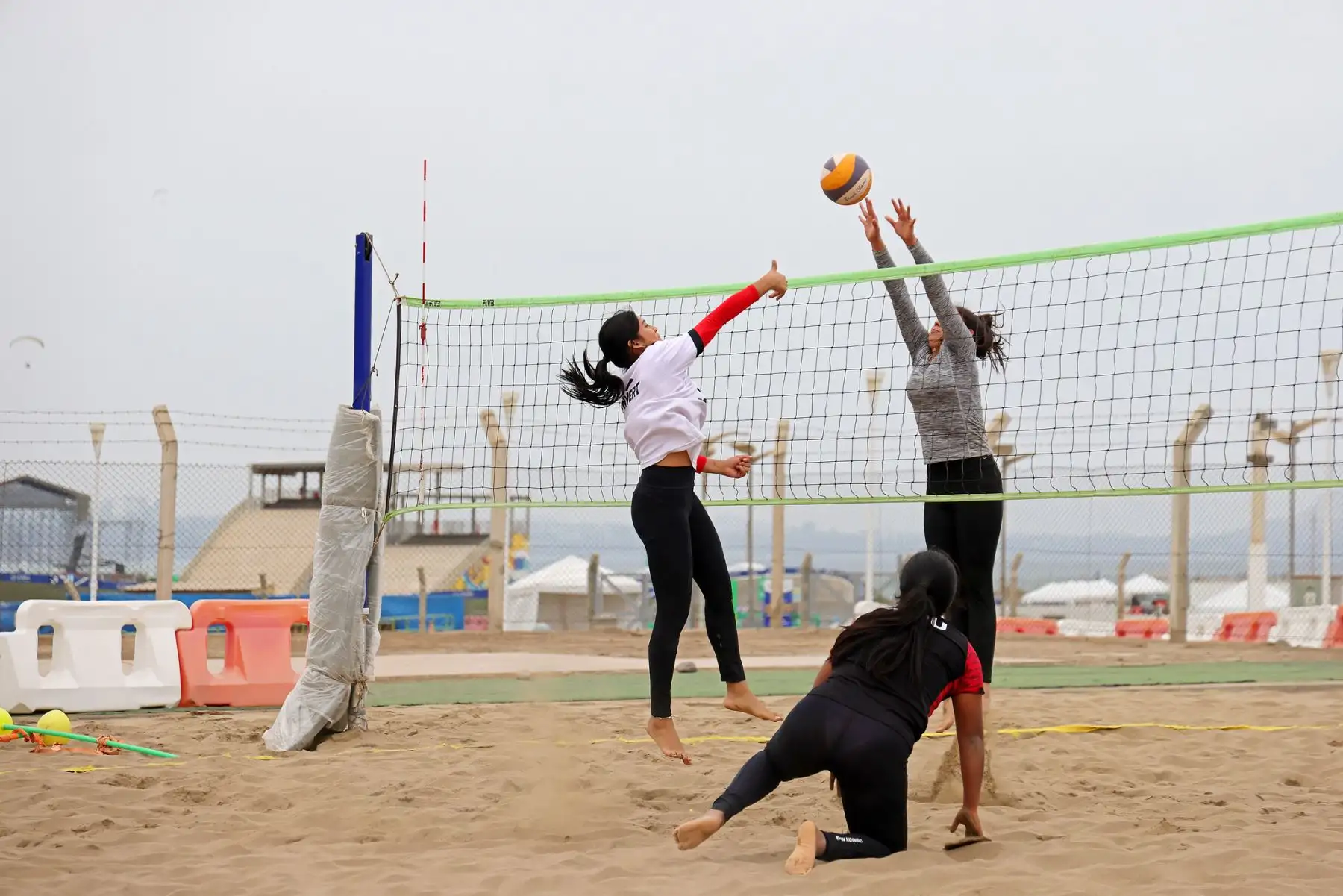 Selección femenina de vóley playa entrena en la sede Legado Costa Verde con miras a los Juegos Panamericanos Junior 2025.
Foto: Legado