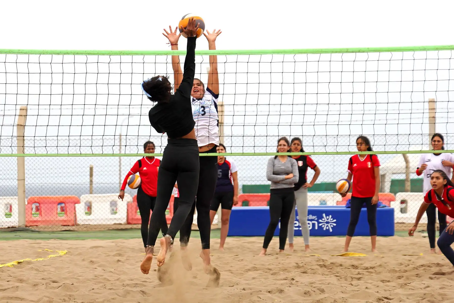 Con la mira puesta en los Juegos Panamericanos Junior 2025, que se desarrollará en la ciudad de Asunción (Paraguay) y clasificatorio para los Juegos Panamericanos Lima 2027, la selección nacional de vóley playa entrena en las canchas de arena de la sede Legado Costa Verde.
Foto: Legado