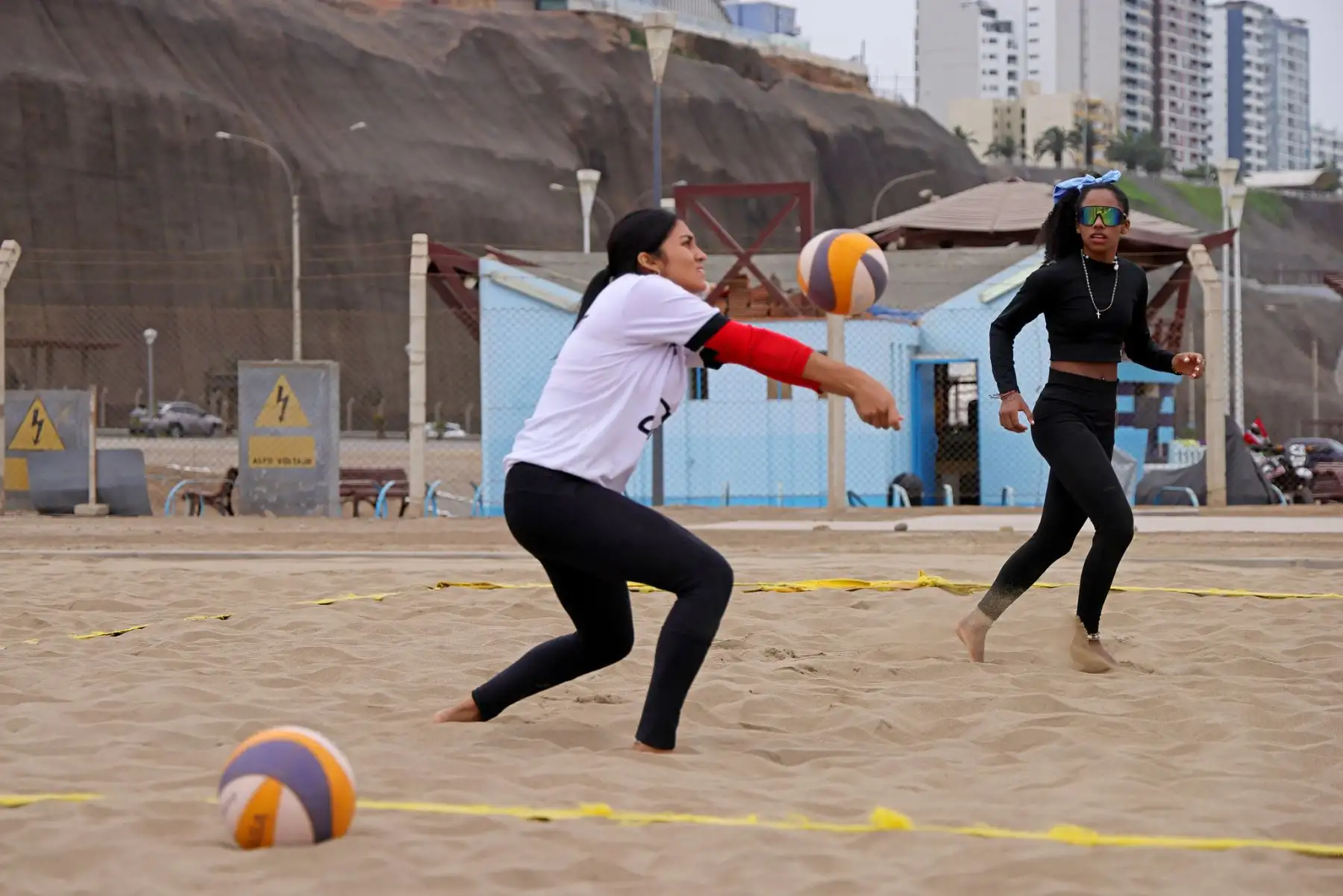 Con la mira puesta en los Juegos Panamericanos Junior 2025, que se desarrollará en la ciudad de Asunción (Paraguay) y clasificatorio para los Juegos Panamericanos Lima 2027, la selección nacional de vóley playa entrena en las canchas de arena de la sede Legado Costa Verde.
Foto: Legado