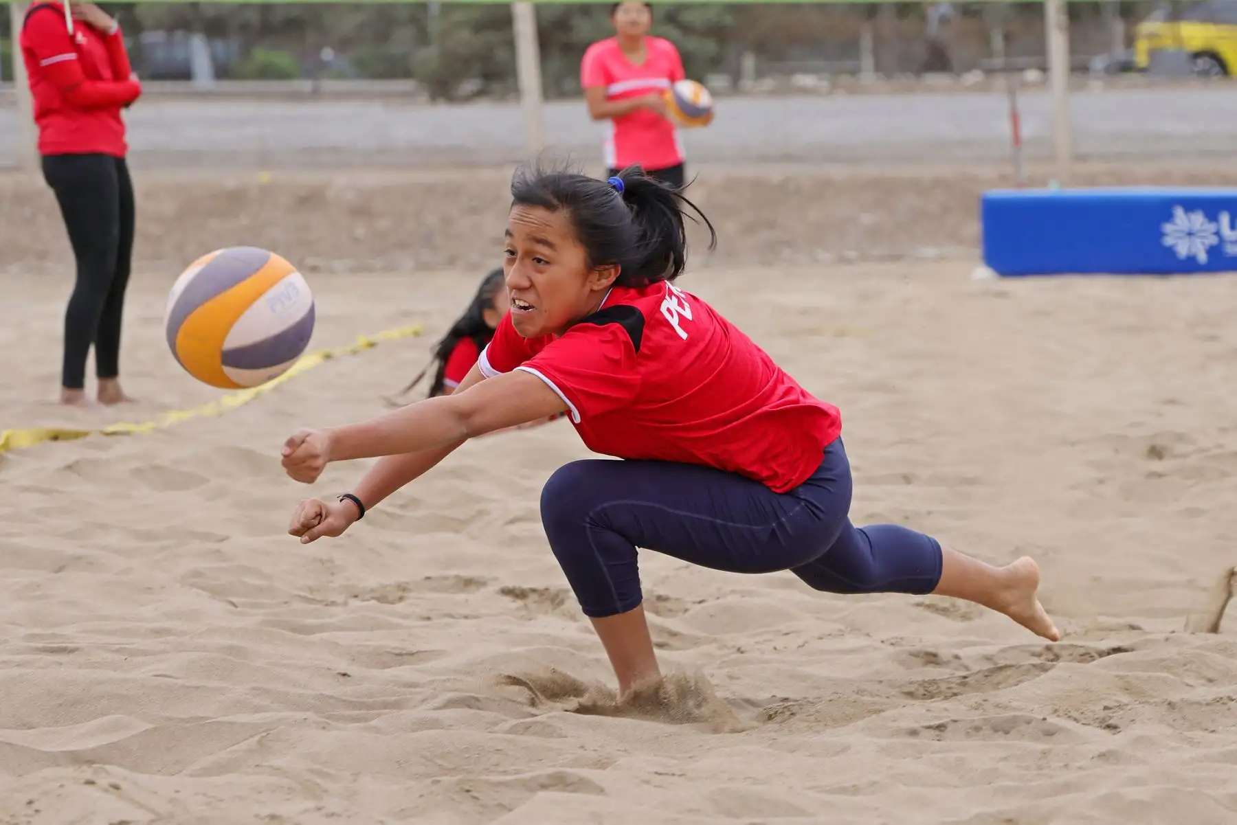 Con la mira puesta en los Juegos Panamericanos Junior 2025, que se desarrollará en la ciudad de Asunción (Paraguay) y clasificatorio para los Juegos Panamericanos Lima 2027, la selección nacional de vóley playa entrena en las canchas de arena de la sede Legado Costa Verde.
Foto: Legado