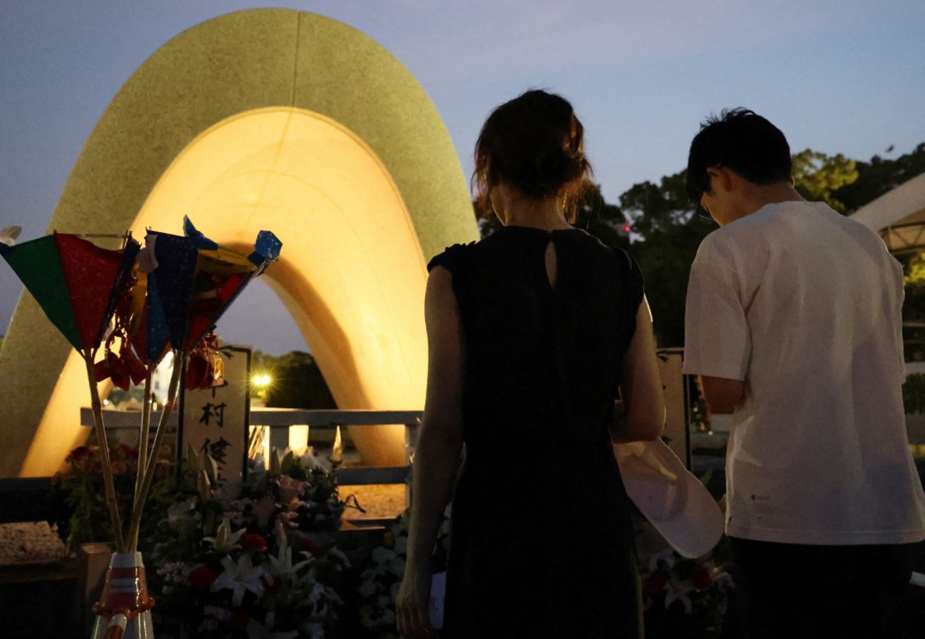 La gente asiste a una ceremonia conmemorativa a lo largo del río Motoyasu donde se encienden y colocan linternas en el río Motoyasu frente a la Cúpula de la Bomba Atómica en vísperas del 79.º aniversario del primer ataque con bomba atómica del mundo, en Hiroshima. Foto: AFP