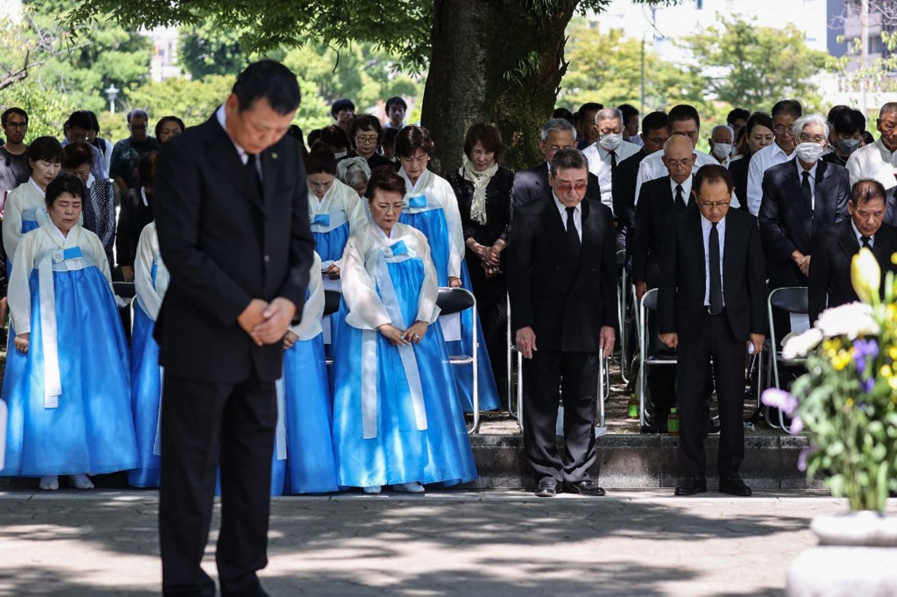 La gente asiste a una ceremonia conmemorativa  en vísperas del 79.º aniversario del primer ataque con bomba atómica del mundo, en Hiroshima. Foto: AFP