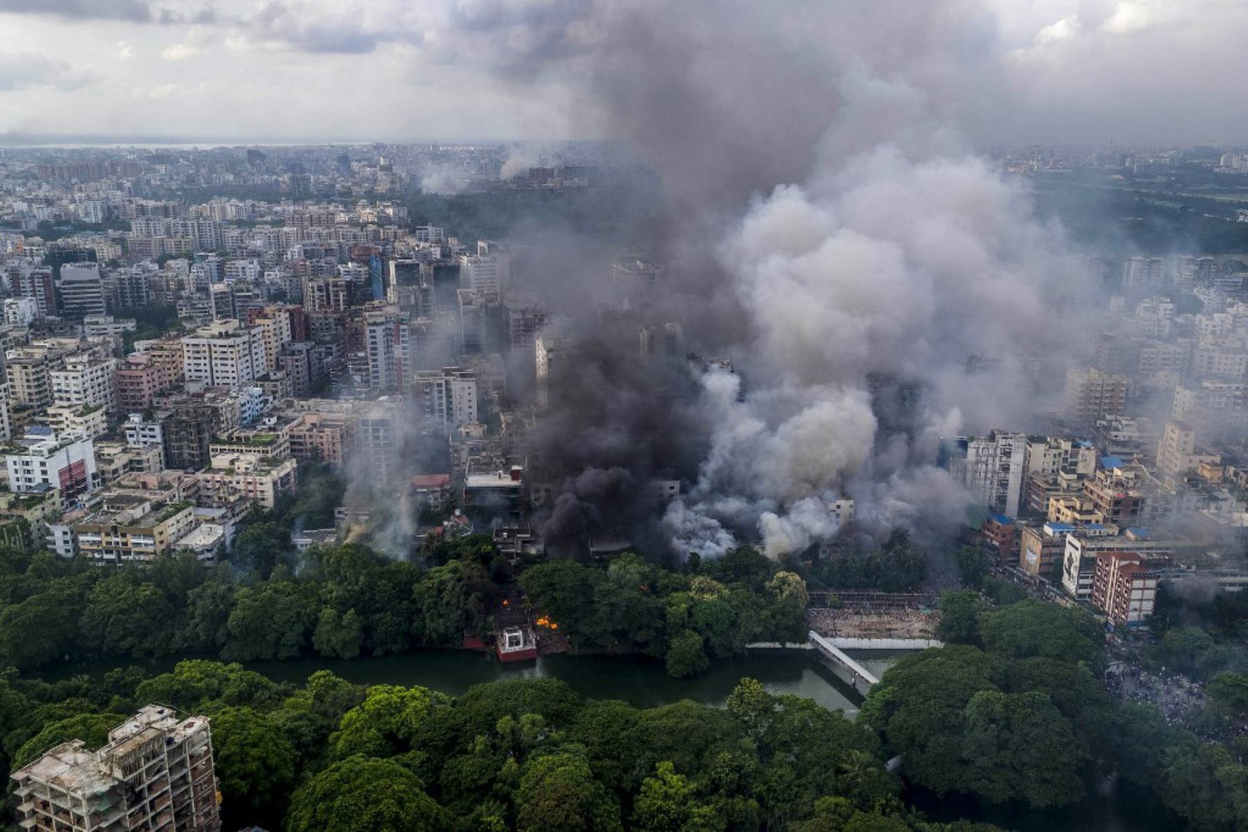 Manifestantes antigubernamentales que prendieron fuego a la localidad de Dhanmondi, el "museo conmemorativo de Bangabandhu", en Dhaka. Foto: AFP