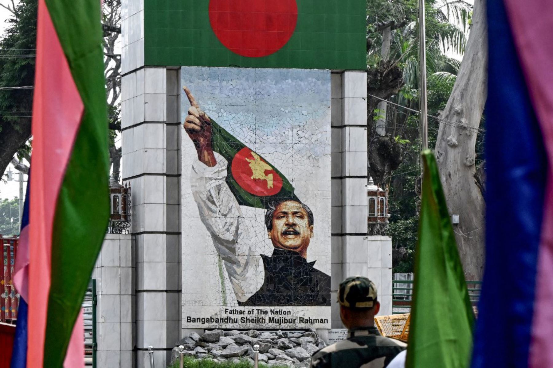 El Museo Conmemorativo de Bangabandhu es incendiado por manifestantes antigubernamentales en Dhaka. Foto: AFP