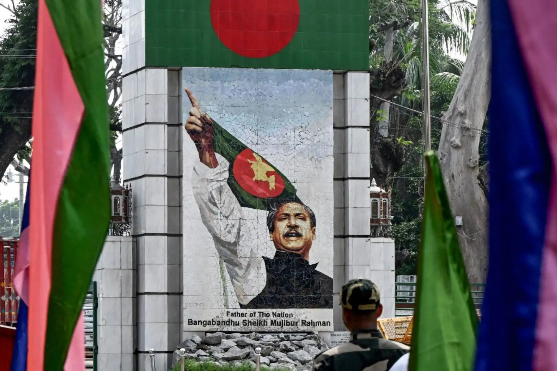 El Museo Conmemorativo de Bangabandhu es incendiado por manifestantes antigubernamentales en Dhaka. Foto: AFP