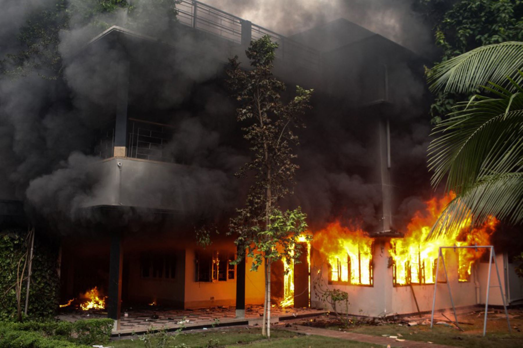 El Museo Conmemorativo de Bangabandhu es incendiado por manifestantes antigubernamentales en Dhaka. Foto: AFP