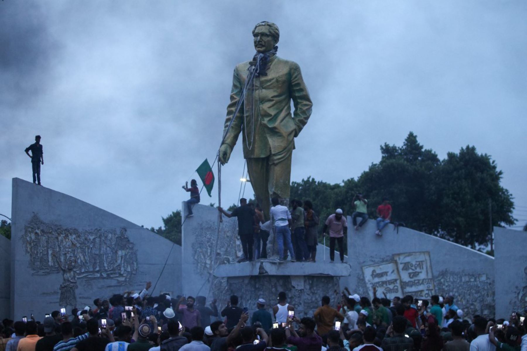 Manifestantes antigubernamentales intentan destrozar una estatua de Sheikh Mujibur Rahman, padre fundador de Bangladesh y padre de la derrocada Primera Ministra del país, Sheikh Hasina, en Dhaka. Foto: AFP