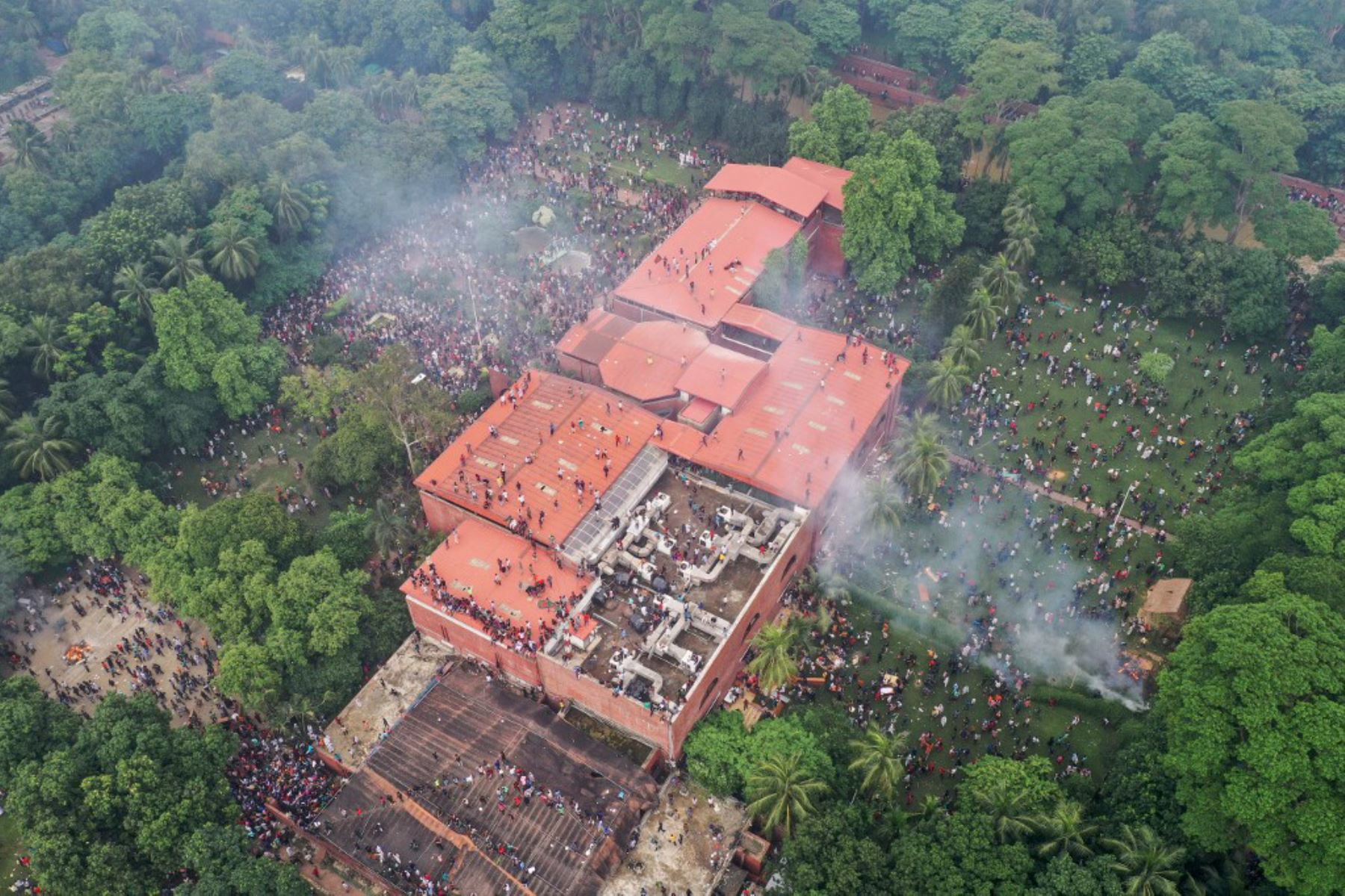 Manifestantes antigubernamentales asaltando el palacio de la derrocada Primera Ministra de Bangladesh, Sheikh Hasina, en Dhaka. Foto: AFP