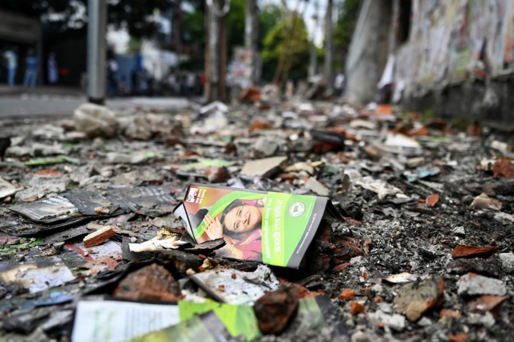 La oficina del partido de la Liga Awami quemada se muestra cuando manifestantes antigubernamentales prendieron fuego en Dhaka el 6 de agosto de 2024, después de que la ex primera ministra Sheikh Hasina huyera del país. Foto: AFP