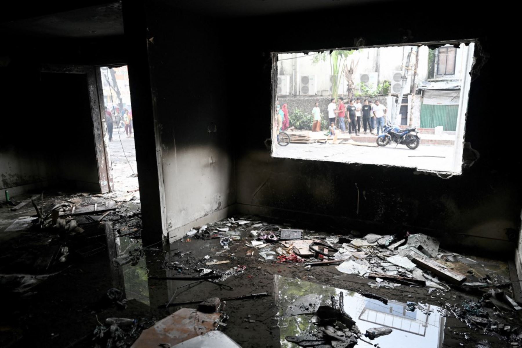 La oficina del partido de la Liga Awami quemada se muestra cuando manifestantes antigubernamentales prendieron fuego en Dhaka el 6 de agosto de 2024, después de que la ex primera ministra Sheikh Hasina huyera del país. Foto: AFP