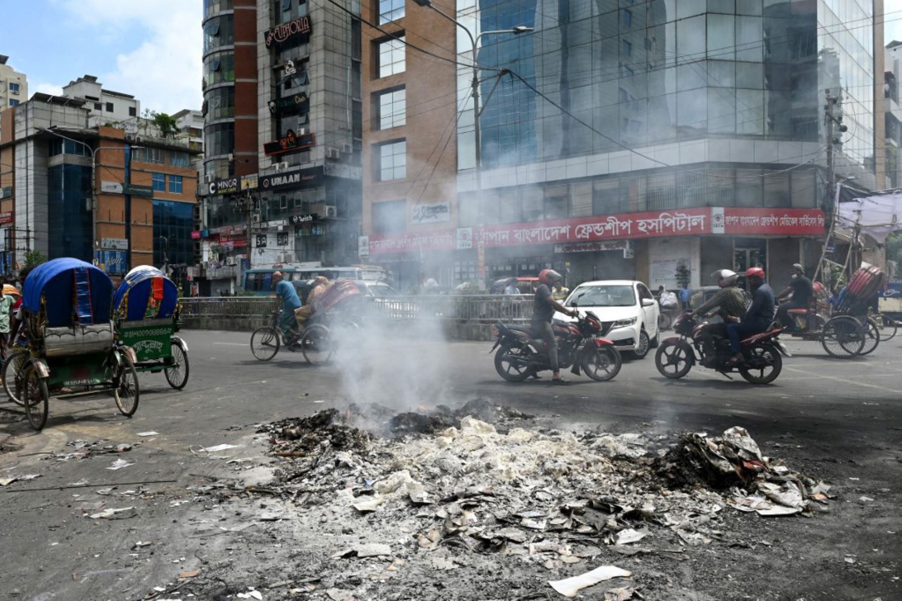 Incendian oficina de la Liga Awami en Dhaka tras huida de Sheikh Hasina; líderes estudiantiles exigen a Muhammad Yunus liderar gobierno provisional. Foto: AFP