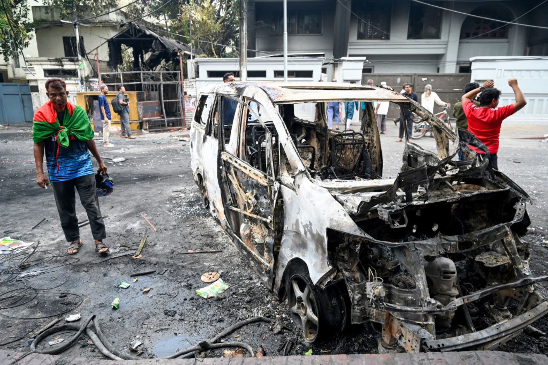 Incendian oficina de la Liga Awami en Dhaka tras huida de Sheikh Hasina; líderes estudiantiles exigen a Muhammad Yunus liderar gobierno provisional. Foto: AFP