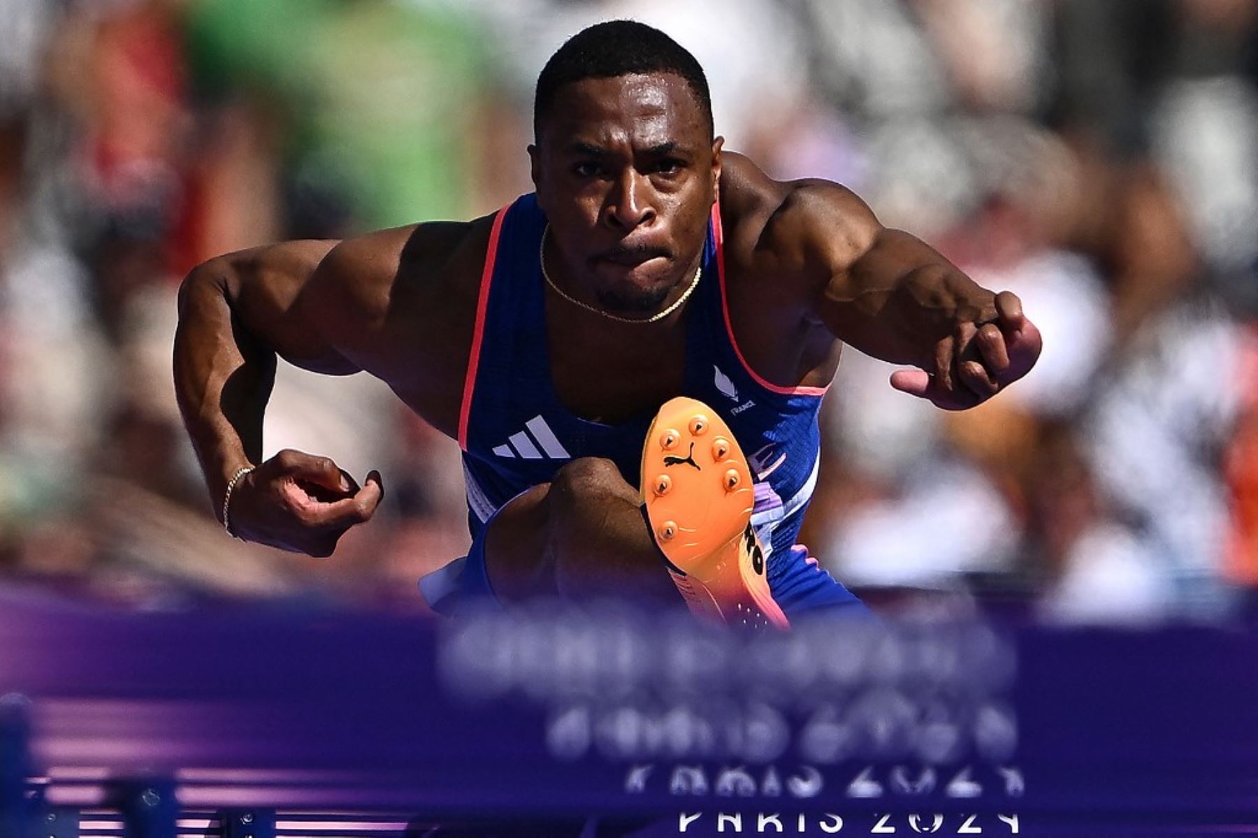 El francés Wilhem Belocian compite en la ronda de repesca de los 110 m vallas masculinos del evento de atletismo en los Juegos Olímpicos de París 2024 en el Stade de France en Saint-Denis, el 6 de agosto de 2024. Foto: AFP