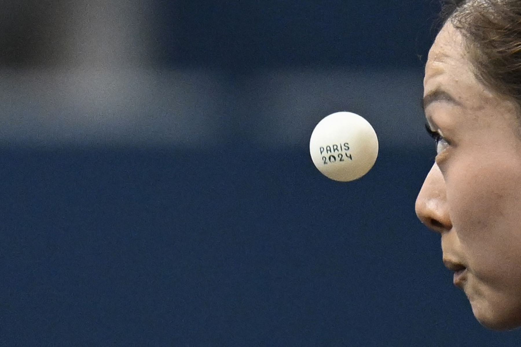 La alemana Yuan Wan mira la pelota durante su partido individual de tenis de mesa femenino en los octavos de final por equipos entre Estados Unidos y Alemania en los Juegos Olímpicos de París 2024 en el South Paris Arena, 6 de agosto de 2024. Foto: AFP