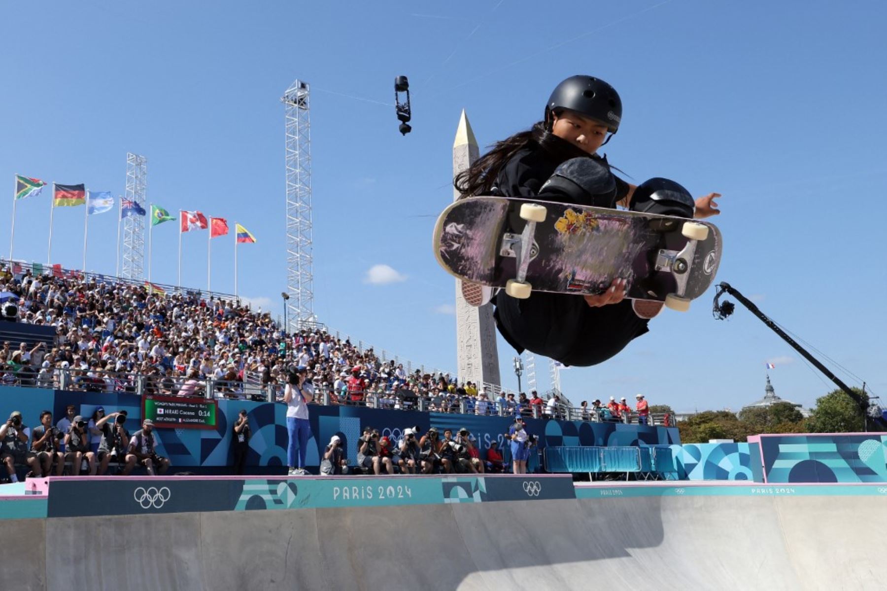 La japonesa Kokona Hiraki compite en las preliminares de skateboarding park femenino en los Juegos Olímpicos de París 2024 en La Concorde, 6 de agosto de 2024. Foto: AFP