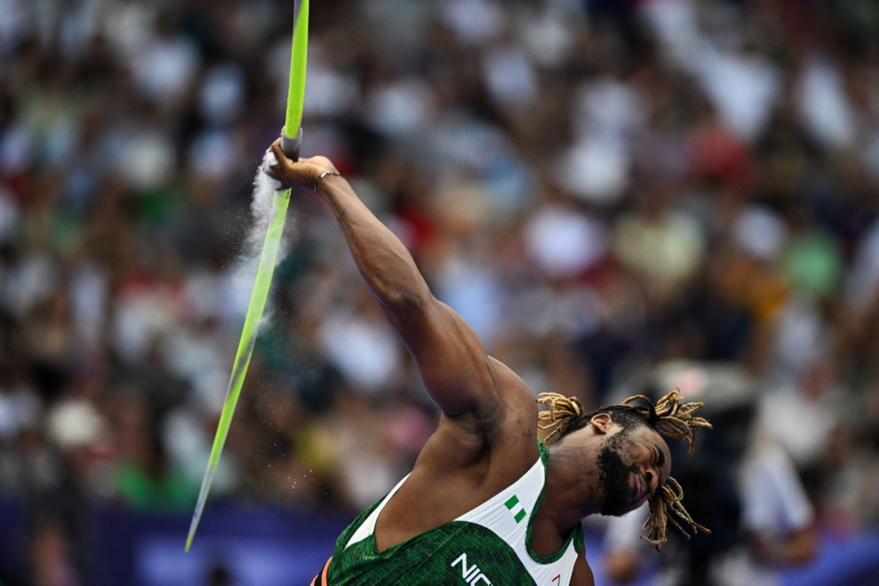 El nigeriano Chinecherem Nnamdi compite en la prueba de lanzamiento de jabalina masculina de la prueba de atletismo de los Juegos Olímpicos de París 2024 en el Stade de France en Saint-Denis,  el 6 de agosto de 2024. Foto: AFP