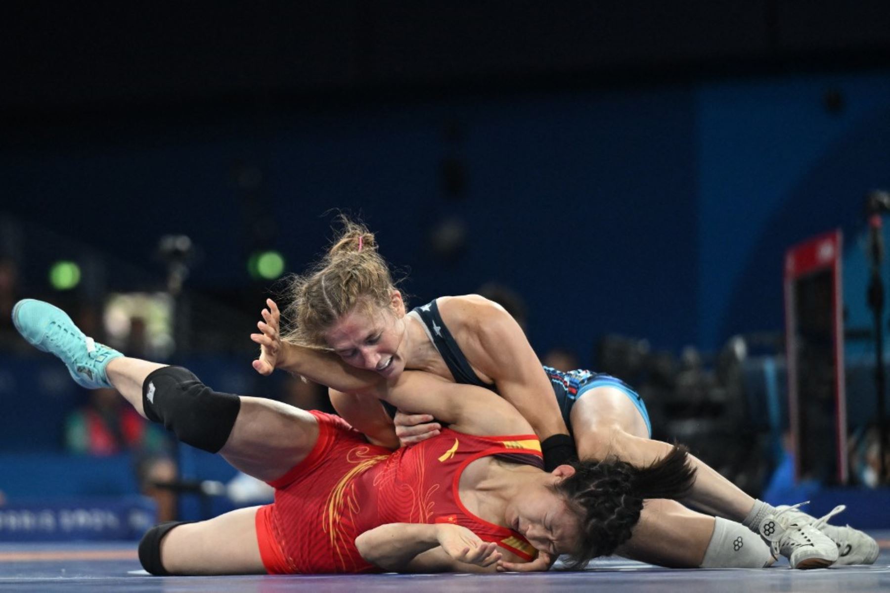 La china Feng Ziqi  se enfrenta a la estadounidense Sarah Ann Hildebrandt en la pelea de cuartos de final de lucha libre femenina de 50 kg en el Champ-de-Mars Arena en los Juegos Olímpicos de París 2024, el 6 de agosto de 2024. Foto: AFP