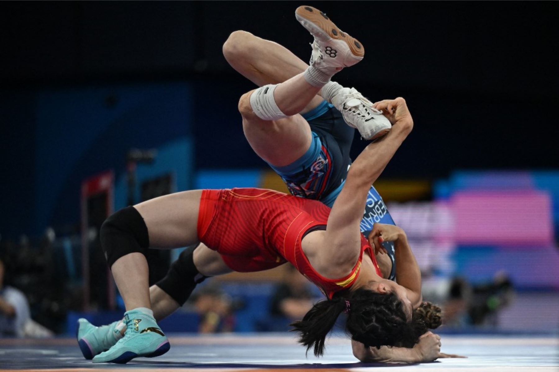 La china Feng Ziqi se enfrenta a la estadounidense Sarah Ann Hildebrandt en la pela por cuartos de final de lucha libre femenina de 50 kg en el Champ-de-Mars Arena en los Juegos Olímpicos de París 2024,  el 6 de agosto de 2024. Foto: AFP