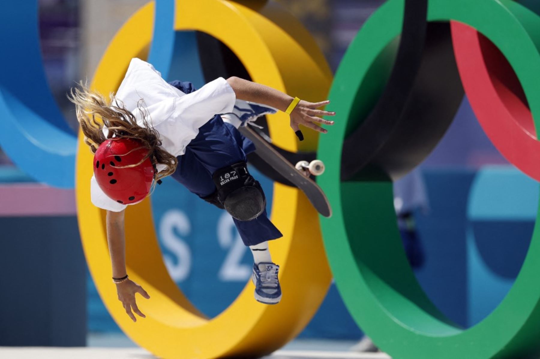 La francesa Nana Taboulet falla en su intento mientras compite en las preliminares de skate park femenino  en los Juegos Olímpicos de París 2024 en La Concorde, el 6 de agosto de 2024. Foto: AFP