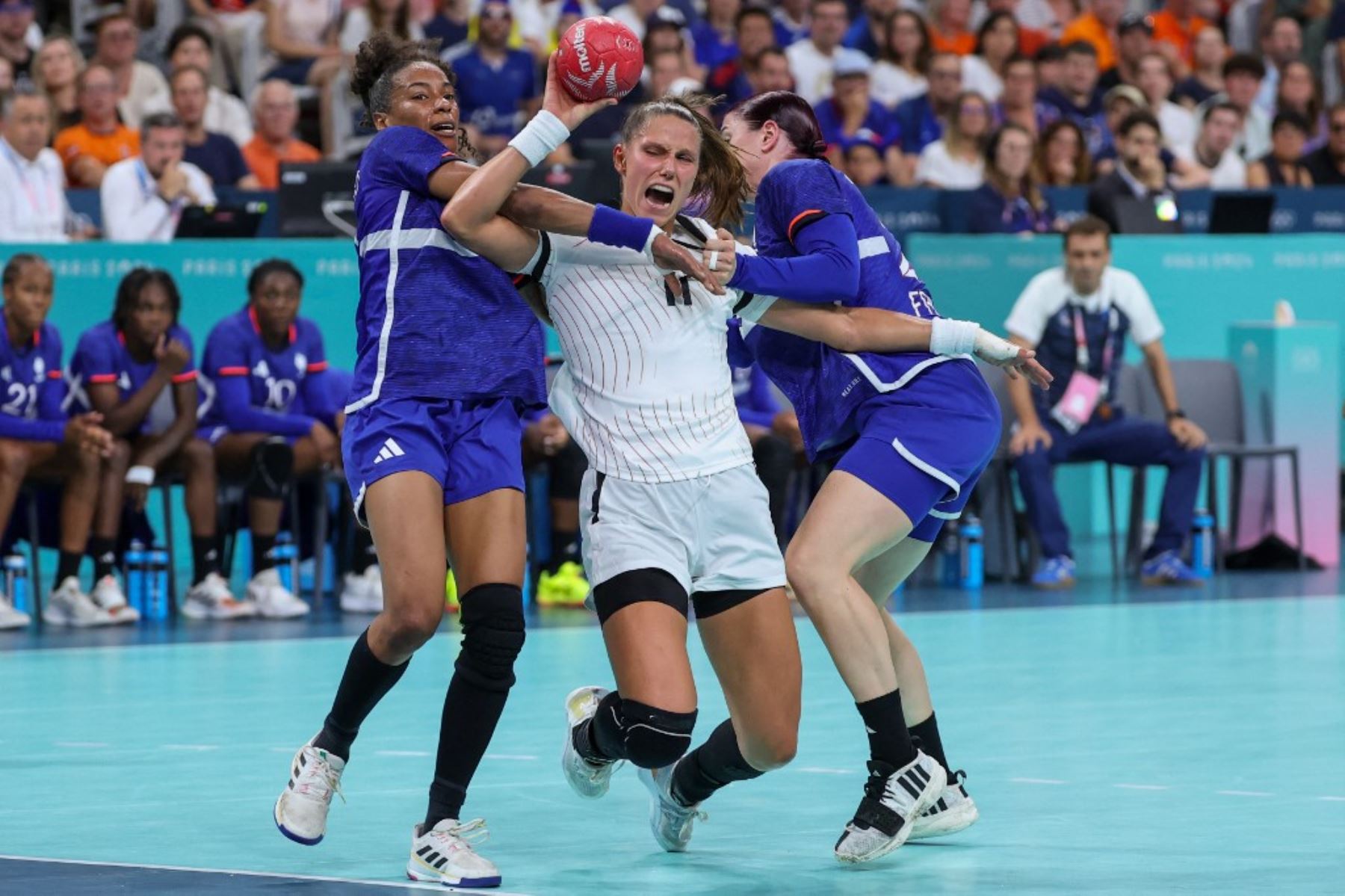 La alemana  Xenia Smits es marcada por las francesas Orlane Kanor y  Tamara Horacek durante el partido de balonmano femenino de cuartos de final entre Francia y Alemania de los Juegos Olímpicos de París 2024, en el estadio Pierre-Mauroy en Villeneuve-d