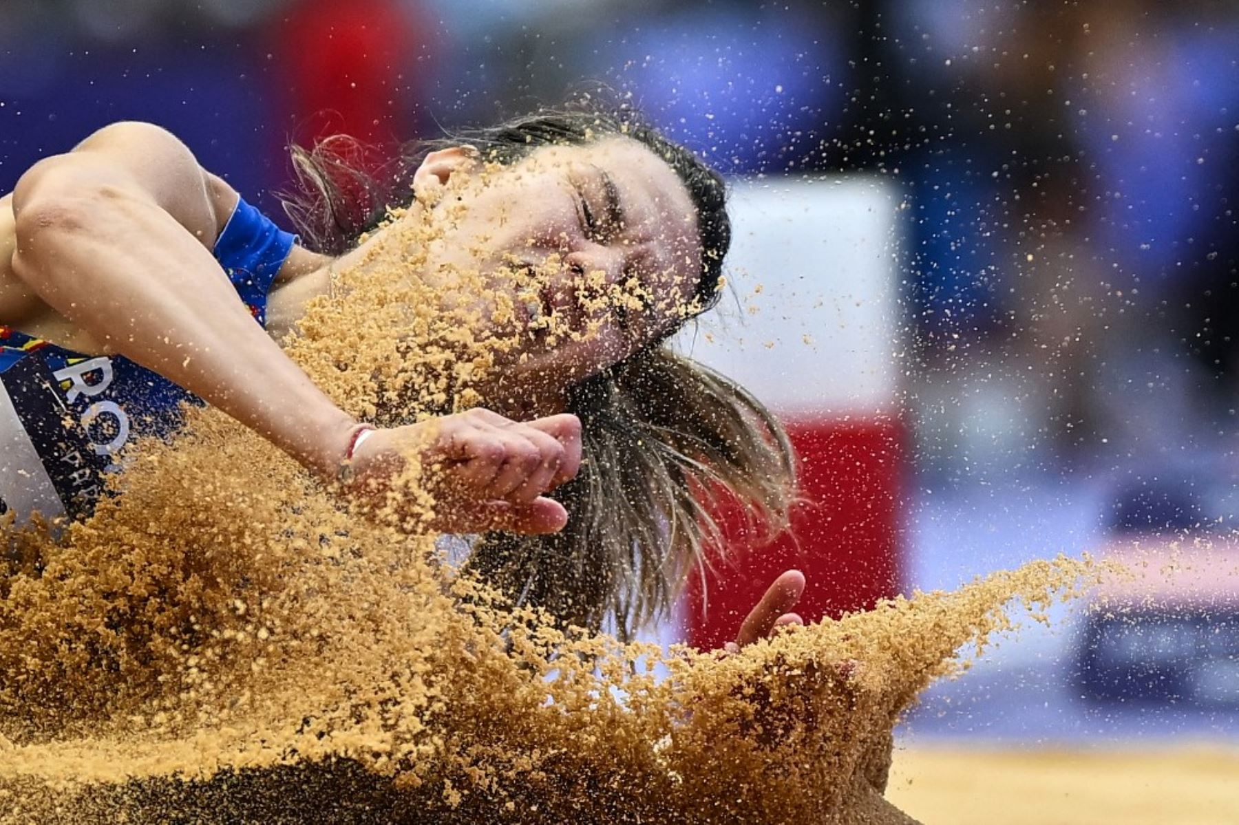 La rumana Alina Rotaru-Kottmann compite en la prueba de salto de longitud femenina de los Juegos Olímpicos de París 2024 en el Stade de France en Saint-Denis,  el 6 de agosto de 2024. Foto: AFP