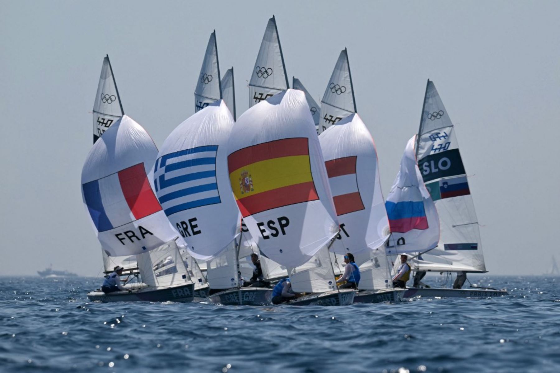 Las tripulaciones compiten en la séptima carrera del evento mixto de vela ligera doble 470 en la competición de vela de los Juegos Olímpicos de París 2024 en la Marina Roucas-Blanc en Marsella, el 6 de agosto de 2024. Foto: AFP