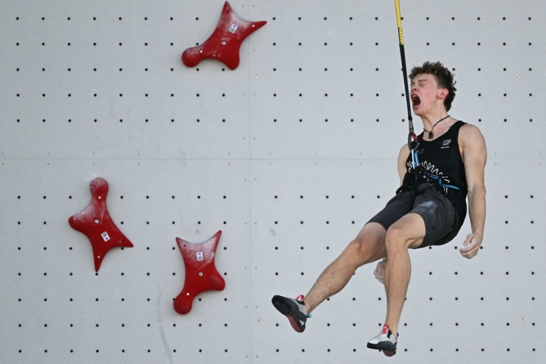 El neozelandés Julian David reacciona mientras compite en las eliminatorias de la ronda preliminar de velocidad de escalada deportiva masculina delos Juegos Olímpicos de París 2024 en Le Bourget Sport Climbing Venue, el 6 de agosto de 2024. Foto: AFP