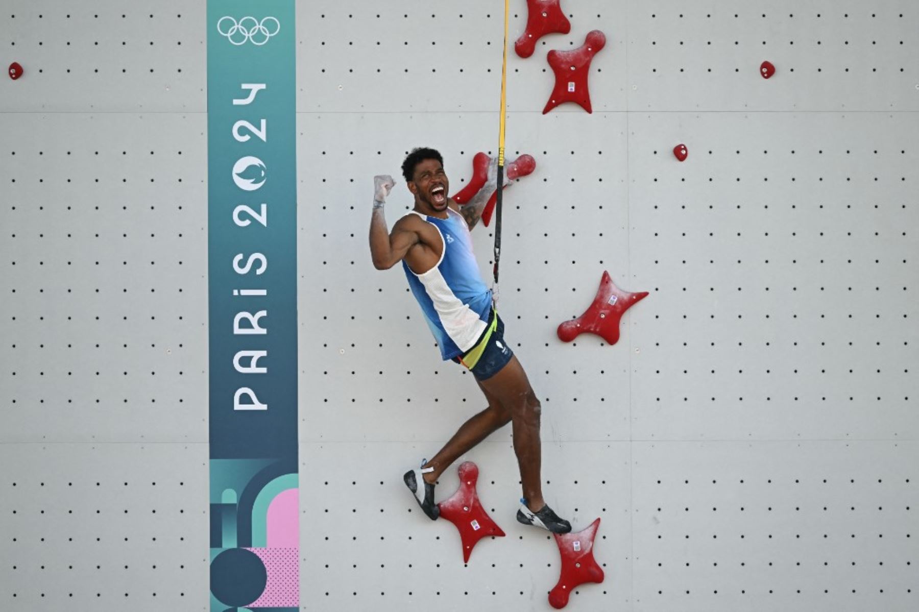 Bassa Mawem de Francia celebra después de competir en las eliminatorias de la ronda preliminar de velocidad de escalada deportiva masculina delos Juegos Olímpicos de París 2024 en Le Bourget Sport Climbing Venue, el 6 de agosto de 2024. Foto: AFP